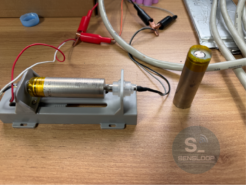 Samsung 21700 40T 배터리 셀을 테스트 홀더에 장착해 충방전 장비(Neware)와 연결한 Sensloop Lab 실험 구성.