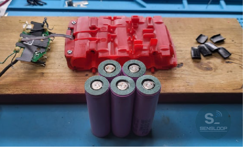 교체용 삼성 30Q 셀 5개를 정렬한 모습. 투입 전 전압·저항 매칭을 준비하는 단계입니다.