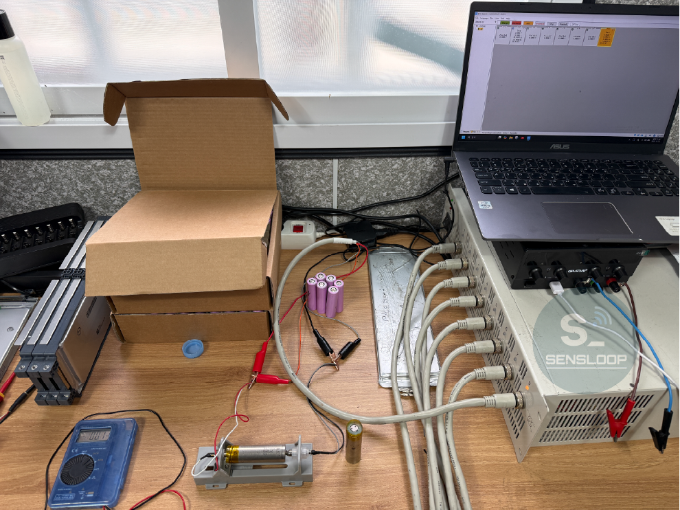 Neware 다채널 충방전 장치를 활용해 여러 셀을 동시에 측정 중인 Sensloop Lab 테스트 환경. 노트북 및 배터리 시료 포함.