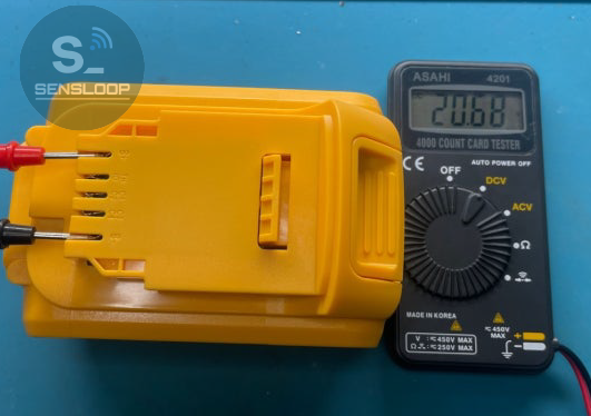 최종 조립 완료 후 20.68V 출력 전압을 확인하는 과정