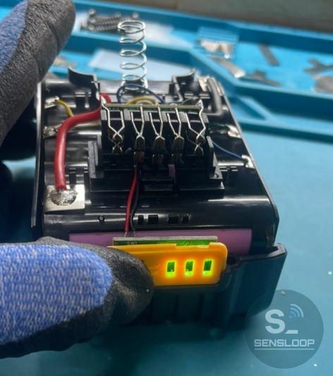 가조립 완료 후 잔량 표시 LED가 정상 점등됨을 확인