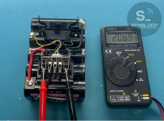 가조립 완료 후 멀티미터로 전체 전압을 측정하는 과정