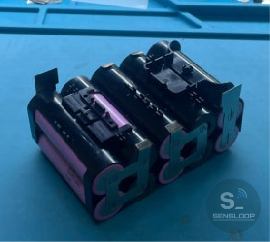 셀 배열과 니켈 스트랩 스폿 용접 완료 후 정렬 상태