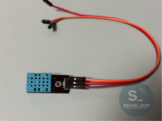 DHT11 온습도 센서에 점퍼 케이블을 연결한 모습