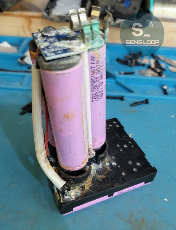 수리 전 물 유입으로 심하게 부식된 셀과 BMS 보드의 상태를 찍은 사진.