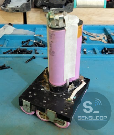 상부 커버를 분해한 후 내부 셀과 배선 상태를 점검하는 모습. 부식 및 손상 여부 확인.