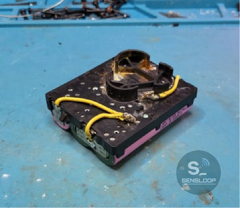 하단 셀의 부스바 크랙으로 인해 적용된 바이패스 전선 연결부를 근접 촬영한 이미지.