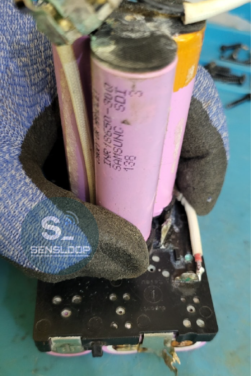 하판 니켈 부위를 분해하는 과정. 인서트 사출 구조로 인해 손상이 쉽게 발생하는 영역의 상세 사진.