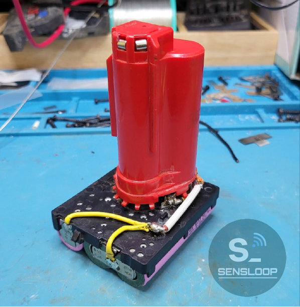 하부 부스바 손상으로 전선 바이패스 후, 상부 커버를 결합한 M12 배터리팩 모습.